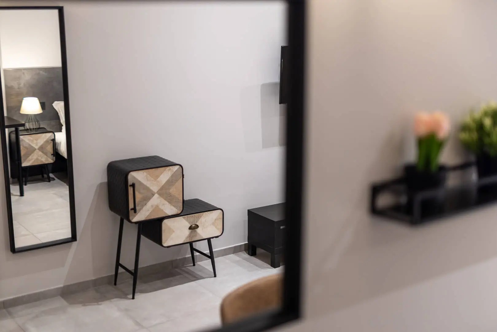 Interno elegante con mobili decorativi.