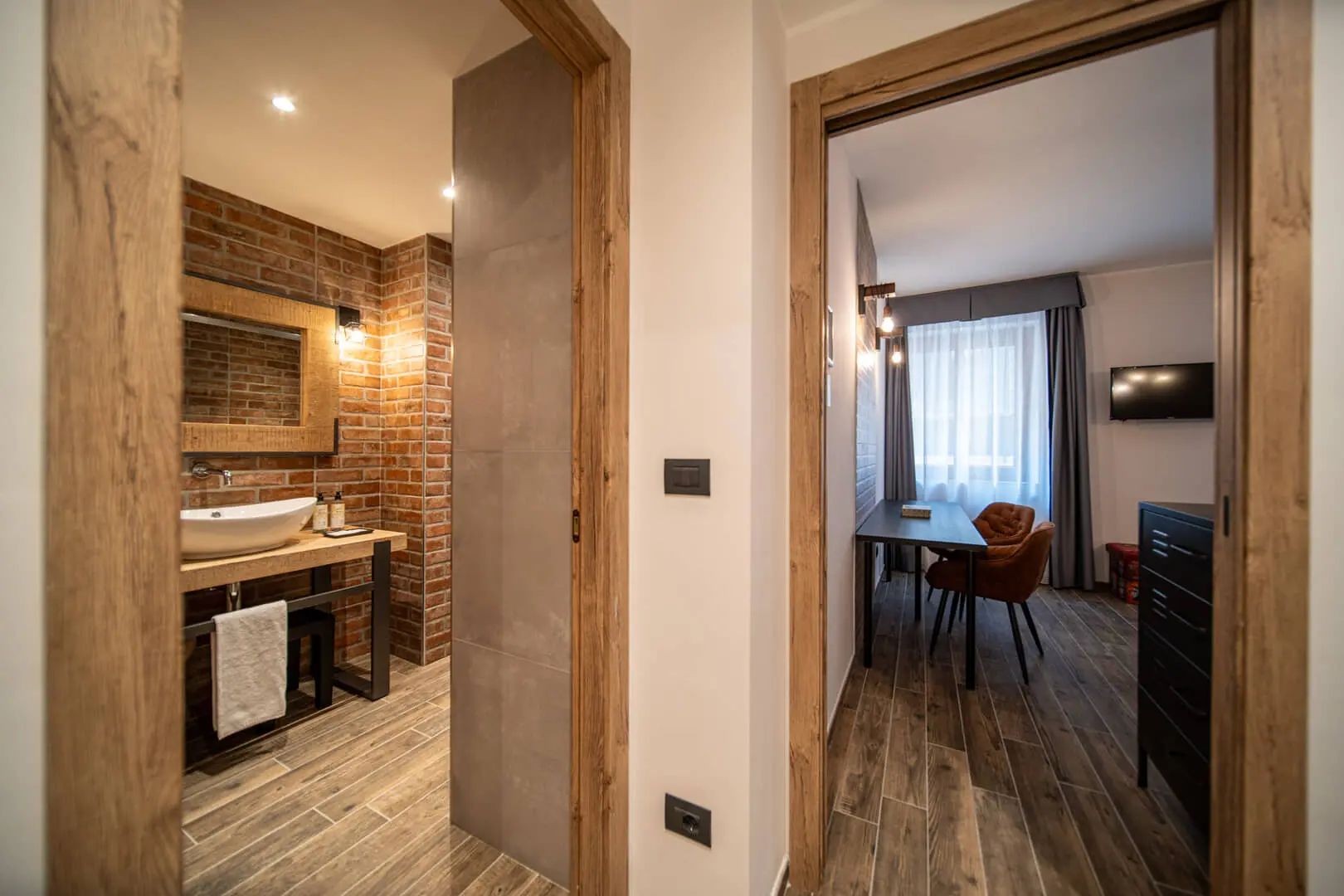 Interno-moderno-con-bagno-e-camera