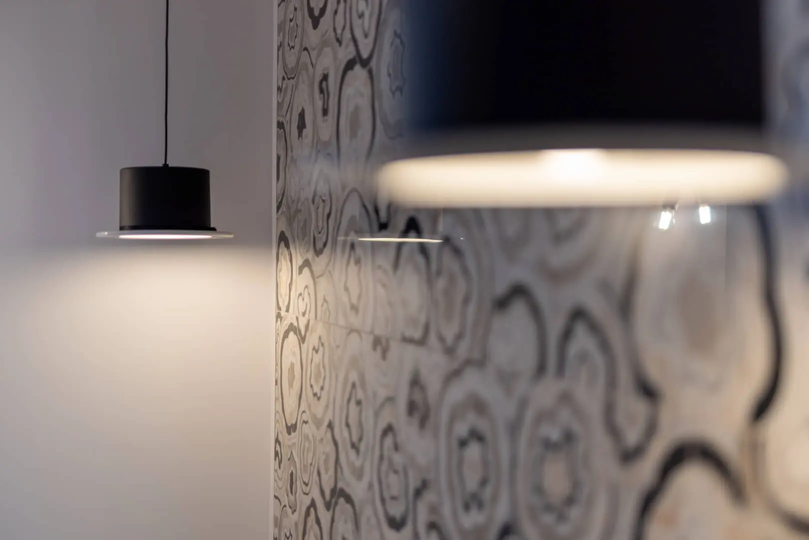 Lampade-sospese-su-muro-decorativo