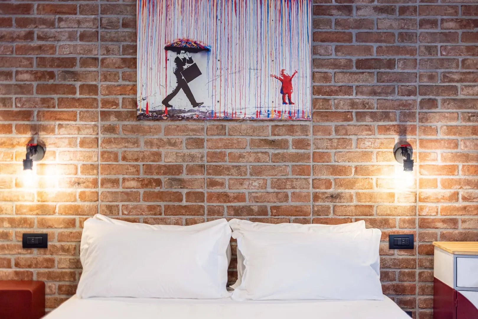 Letto-bianco-con-parete-di-mattoni