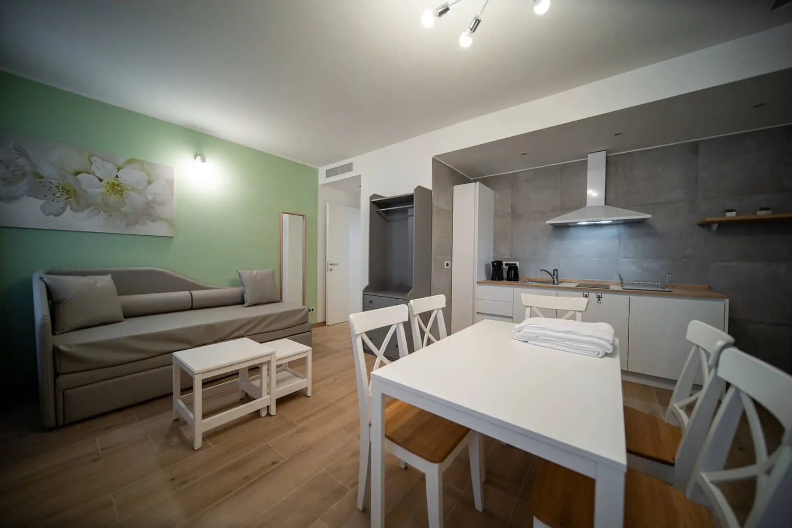 Monolocale moderno con cucina attrezzata.