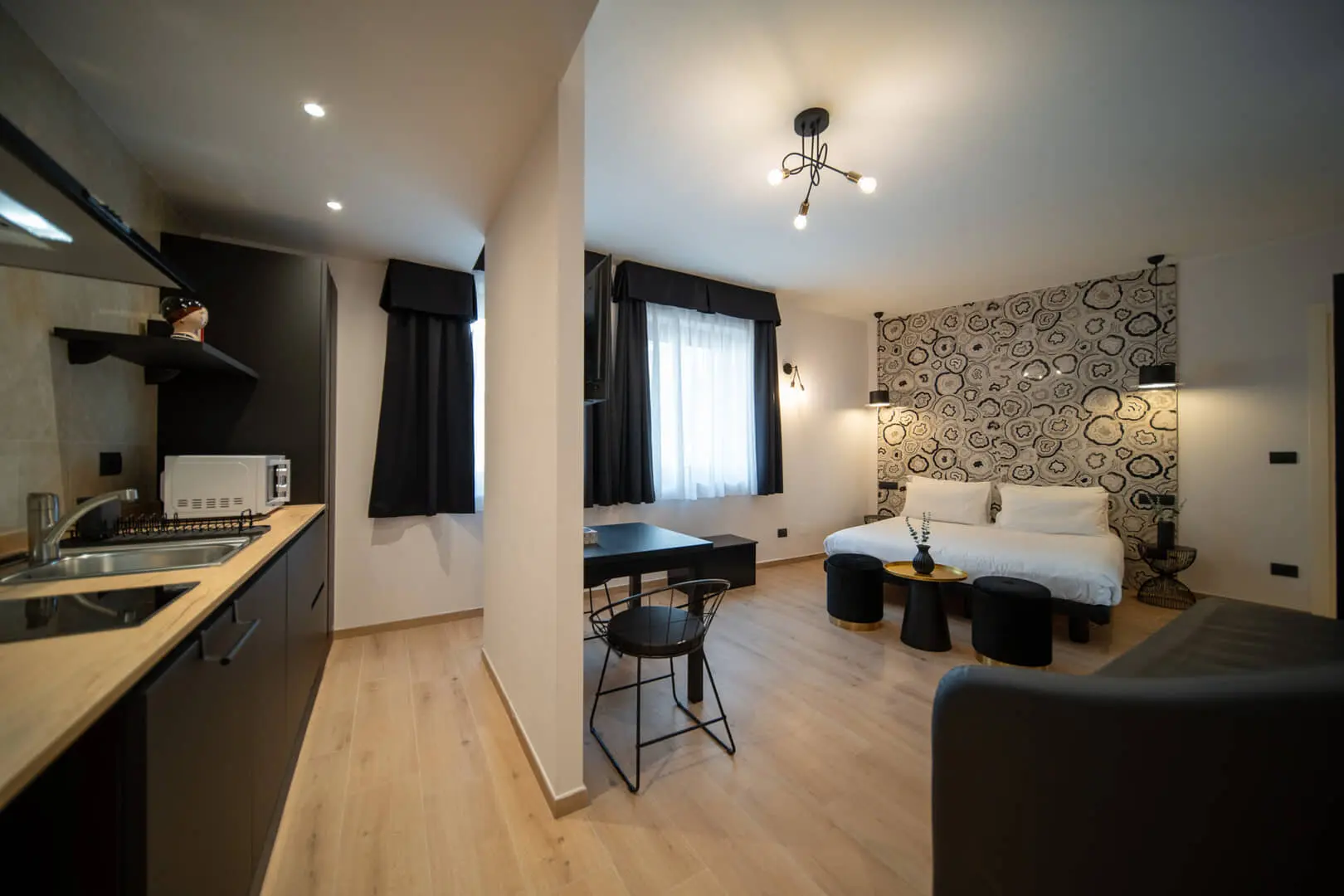 Monolocale-moderno-con-cucina-e-letto